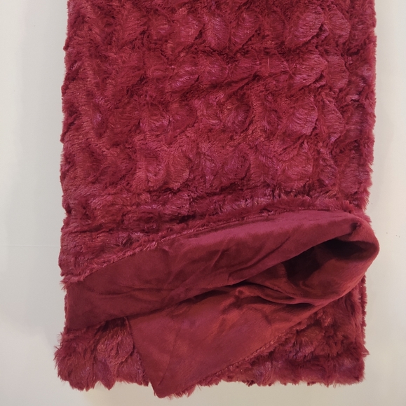 🎁Faux Fur Oversized Throw Blanket - Rumba Red; Style THBR-379H - Picture 7 of 7